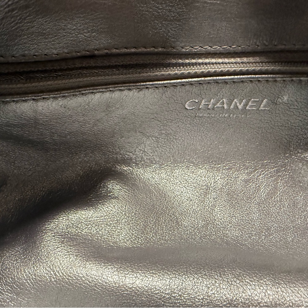 Authentic Chanel Navy Patent Bowling Bag
Chain Straps & Details zipper closure - Picture 12 of 16
